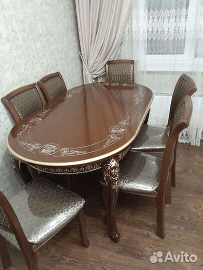 Стол и стулья