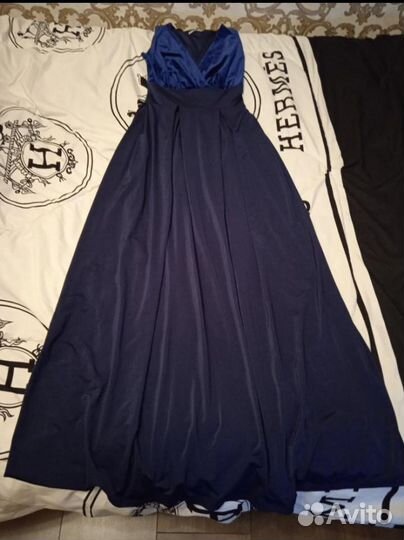 Вечернее платье с глубоким декольте