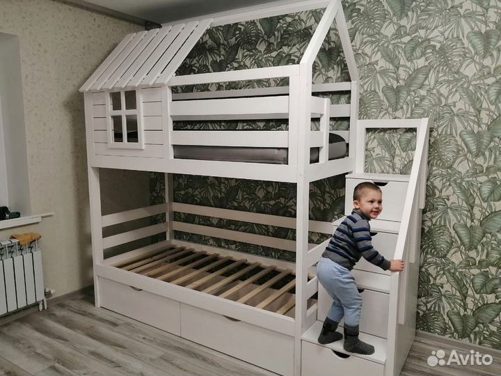 Двухъярусная кровать домик