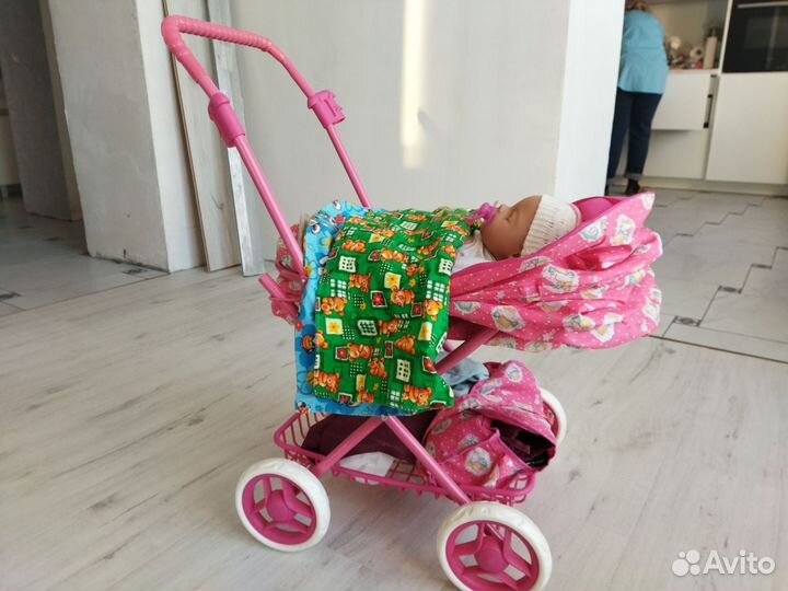 Кукольная коляска и кукла-пупс