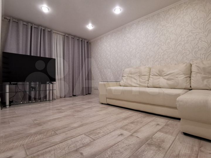 2-к. квартира, 43 м², 1/9 эт.