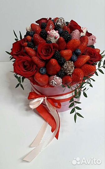 Сладкие букеты из клубники