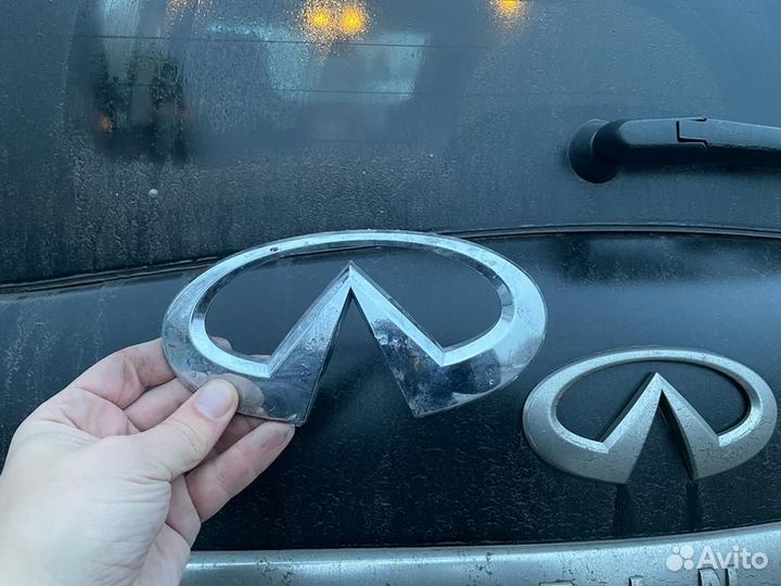 Эмблема в решетку радиатора Infiniti ex35