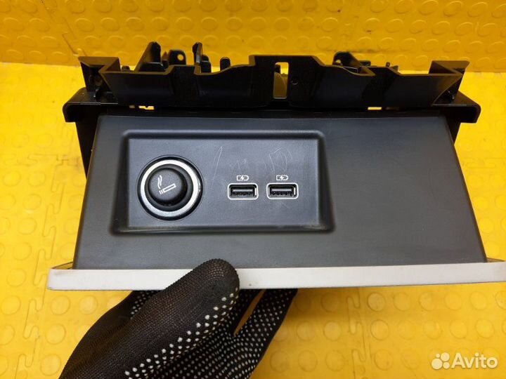 Б/У Бардачок В хорошем состоянии, есть следы