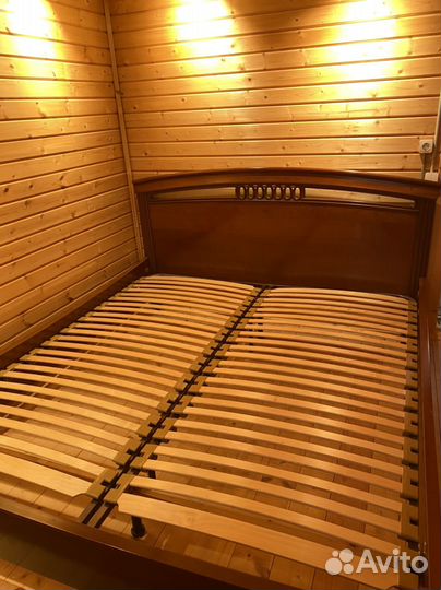 Кровать двуспальная деревянная