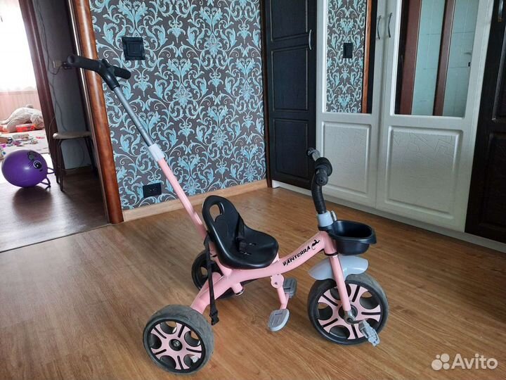 Трехколесный велосипед с родительской ручкой