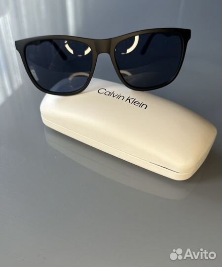 Солнезащитные очки Calvin Klein