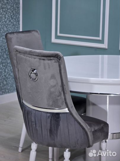 Стол и стулья