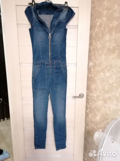 Женский джинсовый комбинезон
