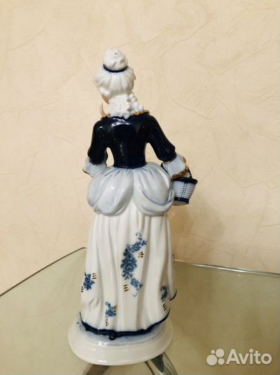 Статуэтка фарфор