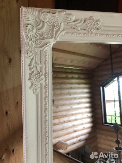 Зеркало в деревянной раме