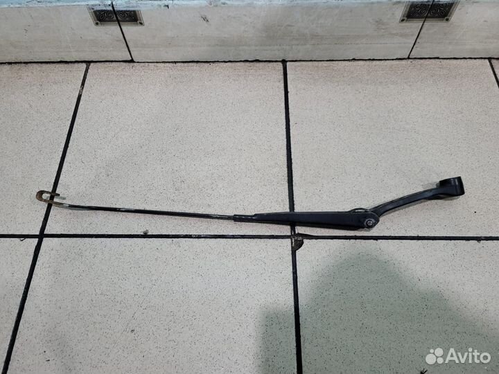 Поводок дворника левый Audi 80