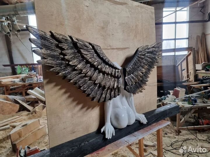 Резная фигура из дерева / ручная работа