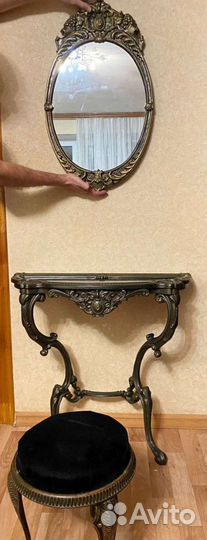 Женский столик или столик в прихожую