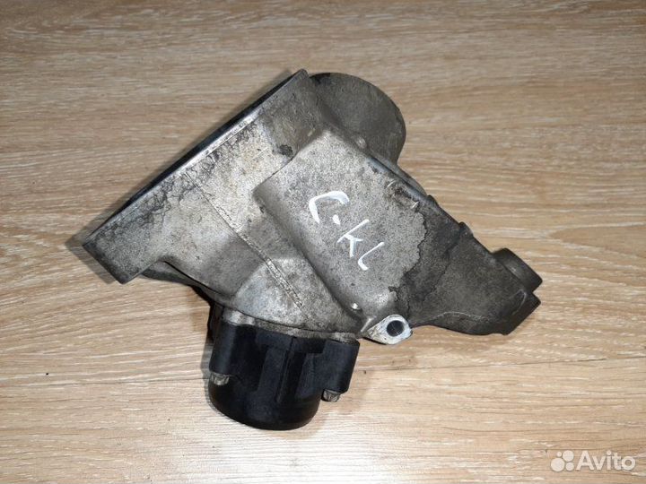 Опора двигателя левая Mercedes-Benz C-Class W204