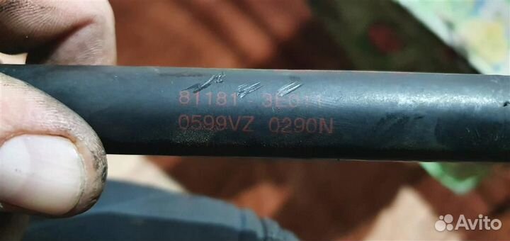 Амортизатор капота Kia Sorento 2002-2009