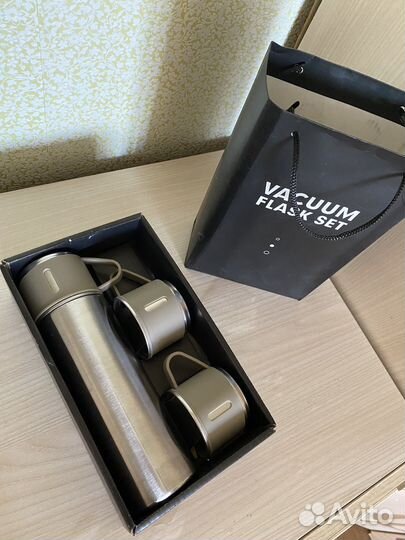 Термос с тремя кружками