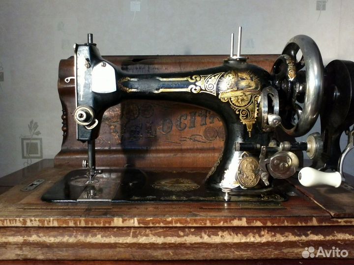 Продам антикварную швейную машинку velocitas