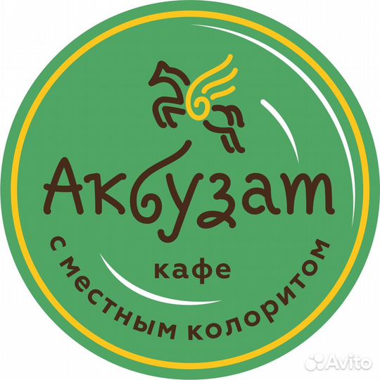 Кассир в кафе с линией раздачи