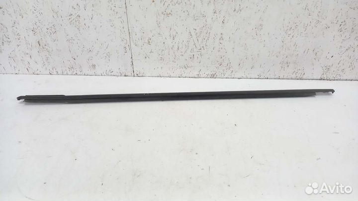 Уплотнитель стекла передний правый Ford Focus 3