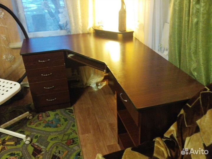 Компьютерный стол угловой с полками