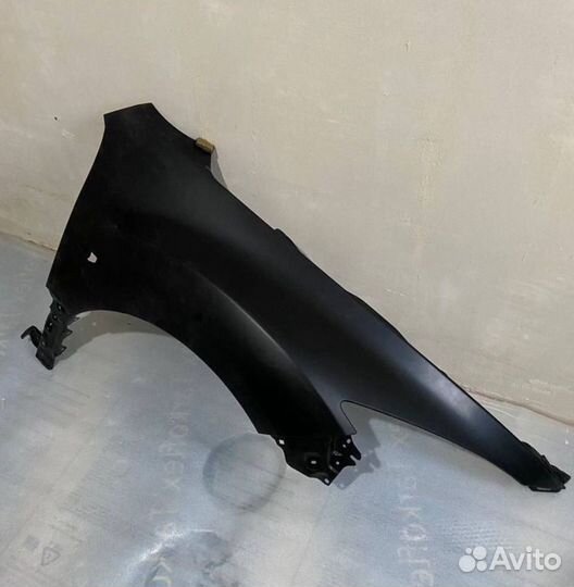 Крыло переднее правое