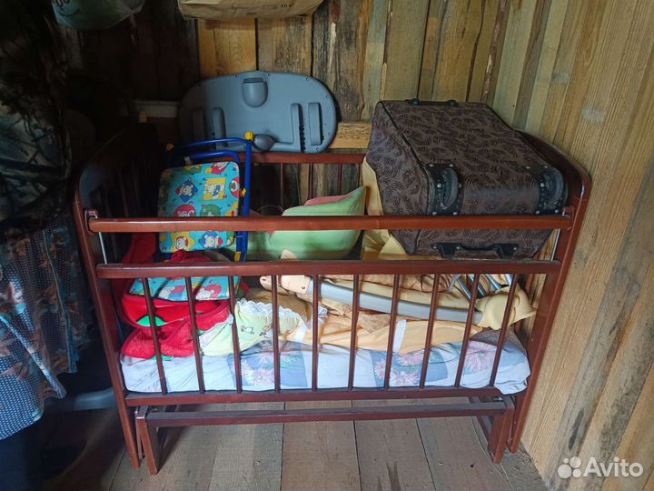 Детская кроватка с маятником