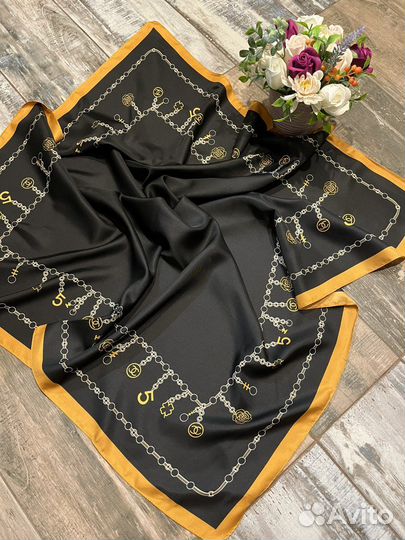 Шелковый платок Chanel черный с желтым новый