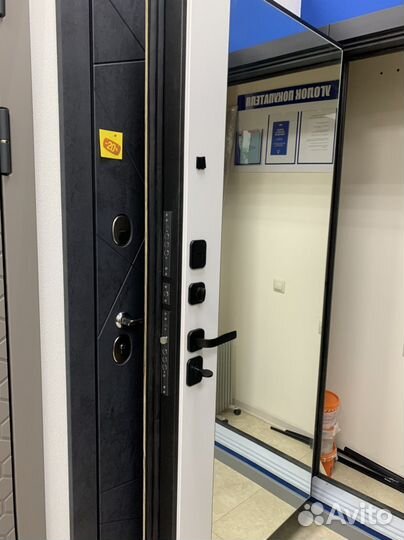 Дверь с зеркалом