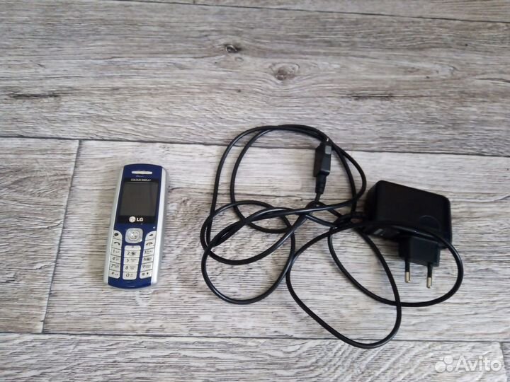 Кнопочный телефон LG G1600