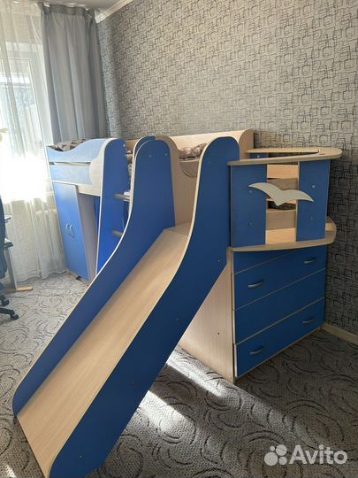 Детская кровать чердак со столом и шкафом