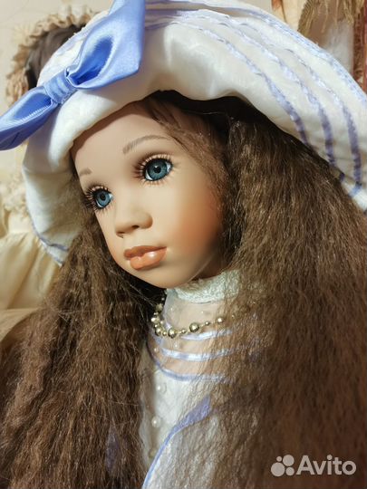 Коллекционная фарфоровая кукла
