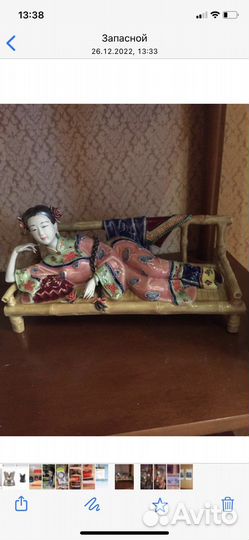 Китайская фарфоровая статуэтка