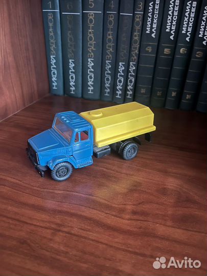 Модель грузовика 1:43