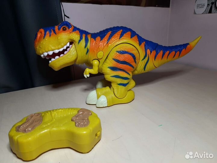 Динозавр тираннозавр на пульте