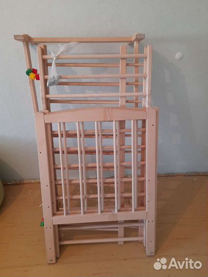 Детская кроватка с маятником