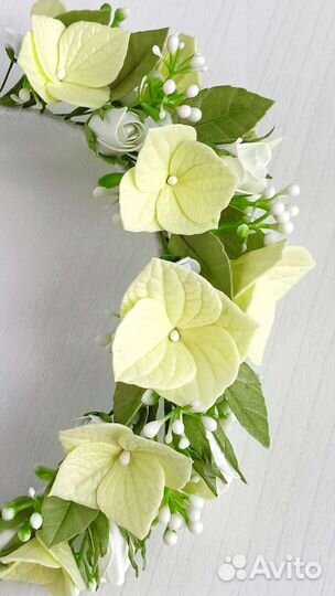 Ободок и бутаньерка с цветами на выпускной