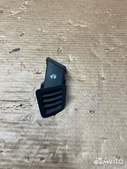 Правый дефлектор воздуховода в торпедуToyota LC200