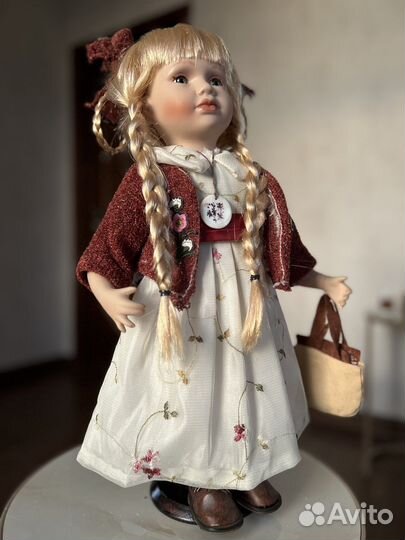 Кукла фарфоровая коллекционная