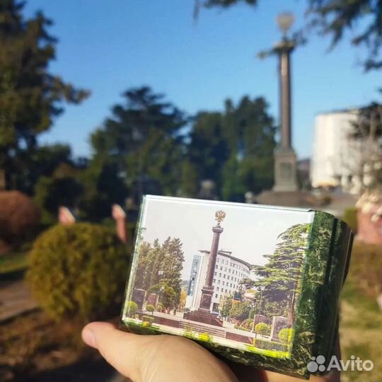 Шкатулка из змеевика с изображением