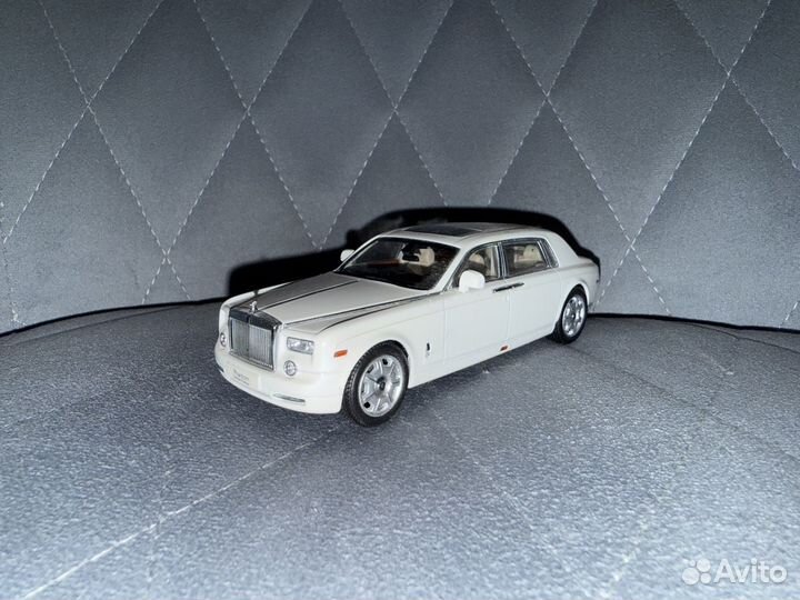 Модель автомобиля Rolls-Royce Phantom 1:43