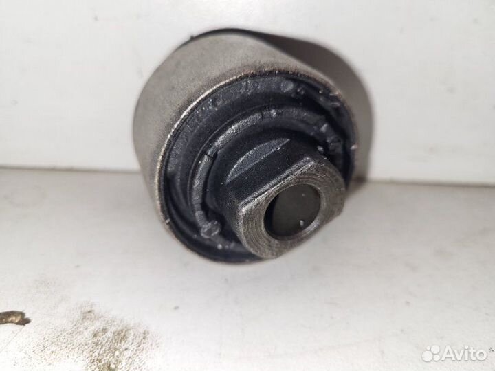 Сайлентблок переднего рычага низ Volkswagen Passat