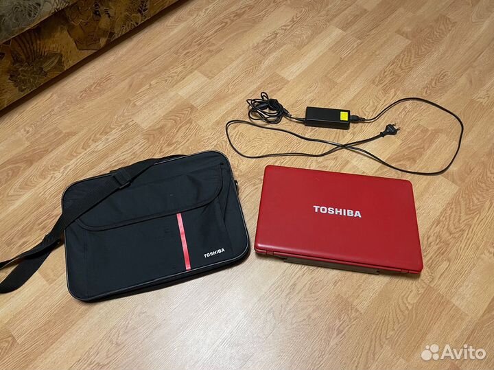 Ноутбук Toshiba красный