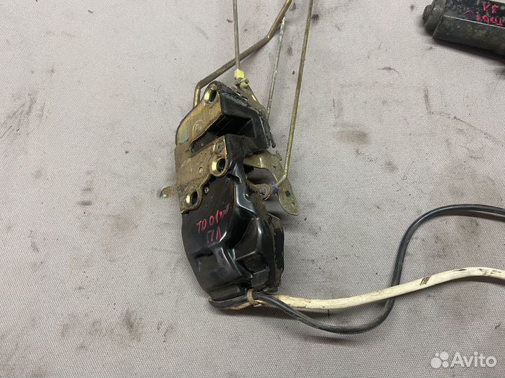 Замок двери передний Suzuki Escudo TD01