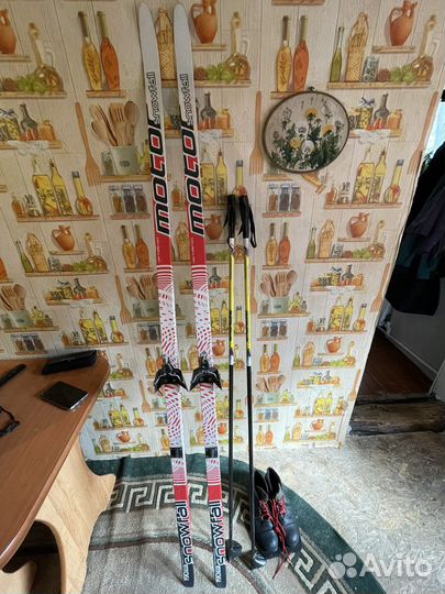 Беговые лыжи с палками и ботинками