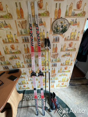 Беговые лыжи с палками и ботинками