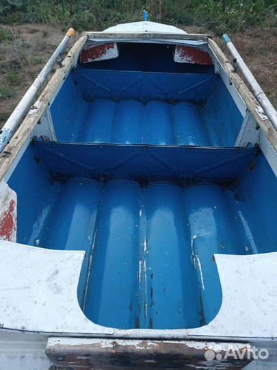 Лодка с мотором бу 5 л. с Романтика