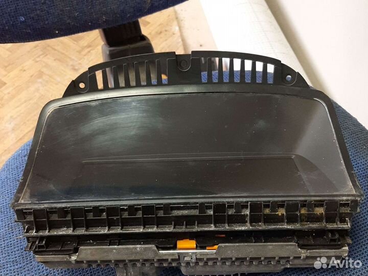 Дисплей е 65