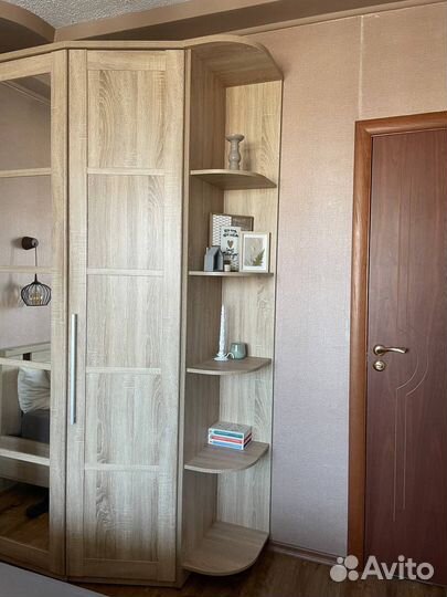 Туалетный столик с зеркалом