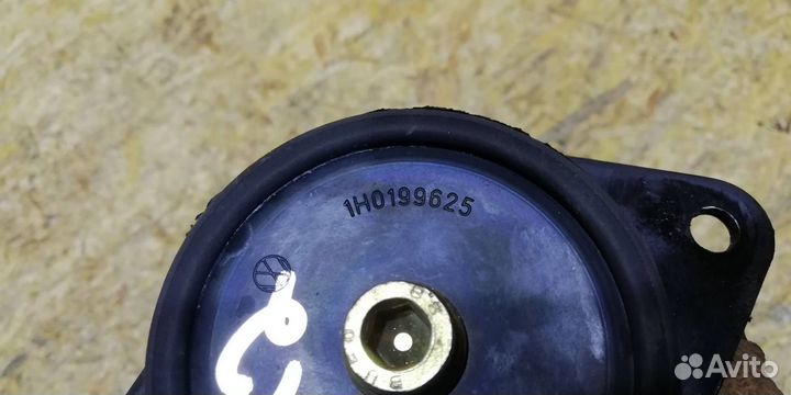 Подушка крепления двигателя Volkswagen Polo 3 1999